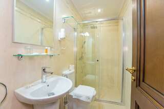 Отель Ambassador Hotel Кишинёв Большой двухместный номер с 1 кроватью-9