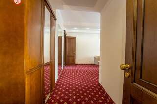 Отель Ambassador Hotel Кишинёв Улучшенный двухместный номер с 2 отдельными кроватями-2